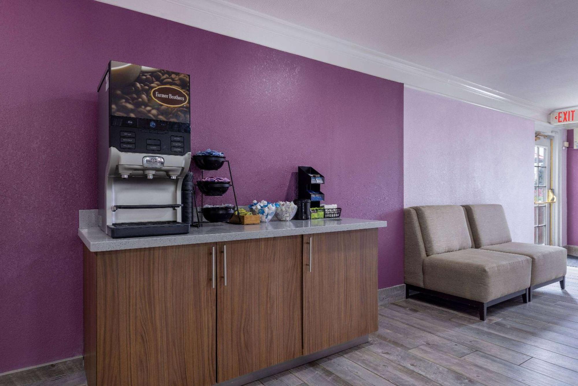 La Quinta Inn By Wyndham Kansas City Ленекса Экстерьер фото