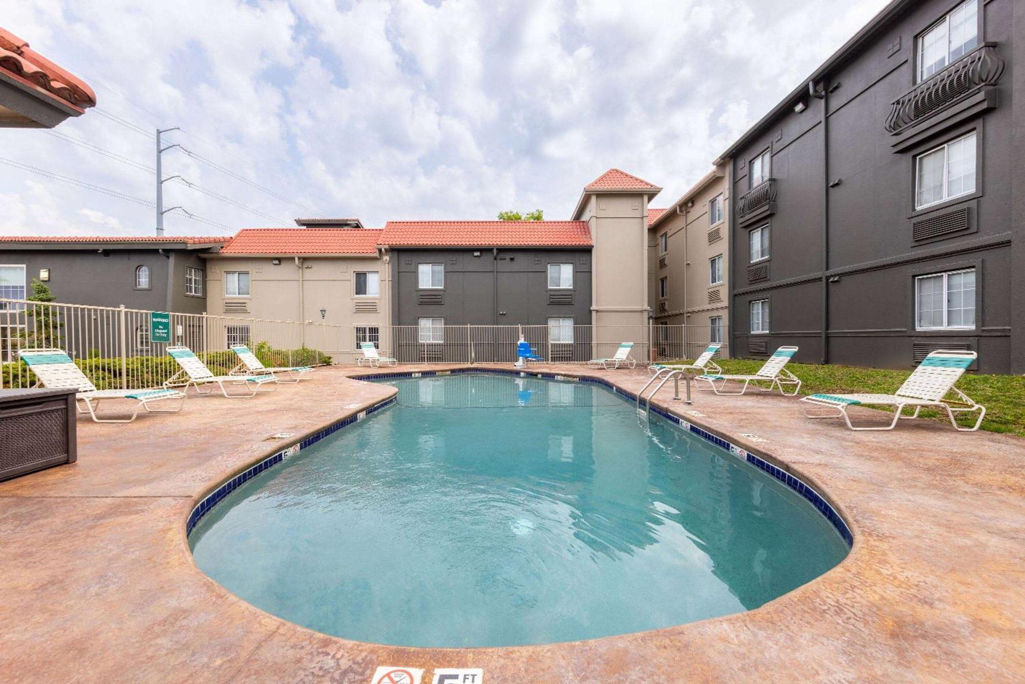 La Quinta Inn By Wyndham Kansas City Ленекса Экстерьер фото