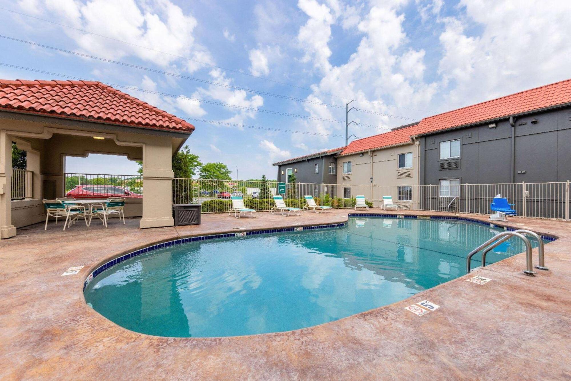 La Quinta Inn By Wyndham Kansas City Ленекса Экстерьер фото